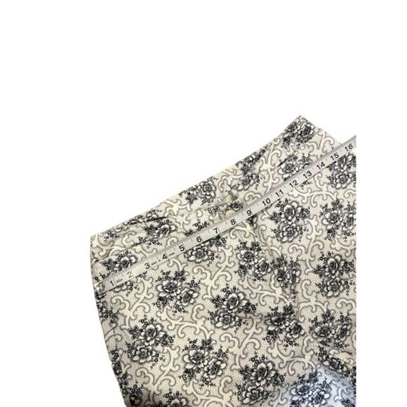 Ann Taylor Loft Cropped Pants Creamy White with Black Floral Size 8P - Picture 5 of 9